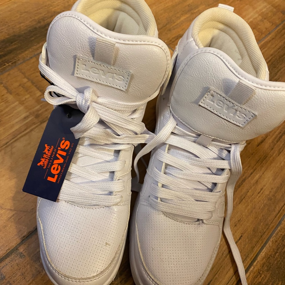 Levi’s size 7 white new shoes